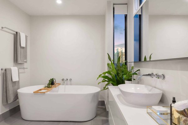 What Are the Key Features of an Eco-Friendly Bathroom with Low-Flow Fixtures and Natural Materials?