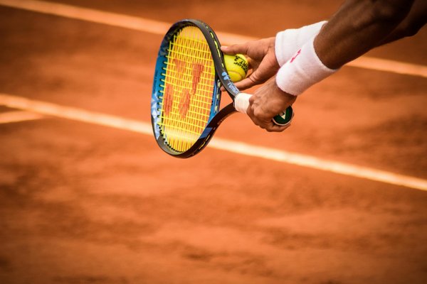 How to Create a Supportive Team Environment in Individual Sports Like Tennis?